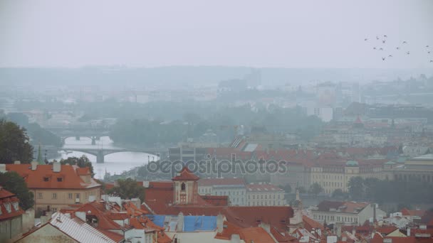 День дождя в Праге Панорама — стоковое видео