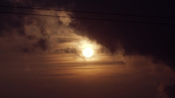 Puesta de sol con nubes en movimiento — Vídeo de stock