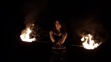 Yangın dans performans gösterisi