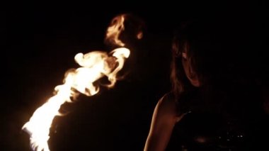 Ateş Dansı Gösterisi