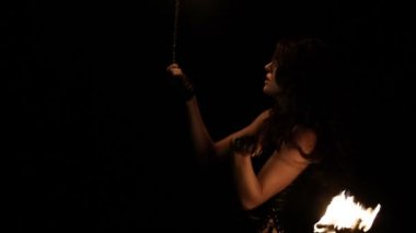 Yangın dans performans gösterisi