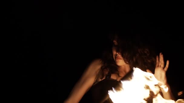 Espectáculo de danza de fuego intérprete — Vídeos de Stock