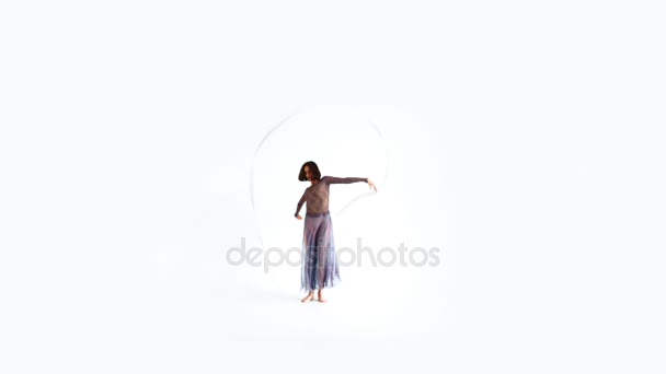 女人与体操丝带共舞 — 图库视频影像