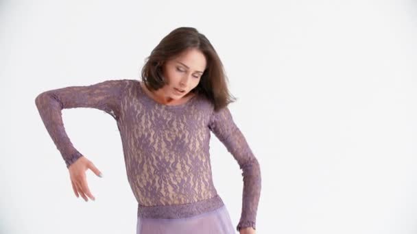 Женщины, занимающиеся современным танцем — стоковое видео