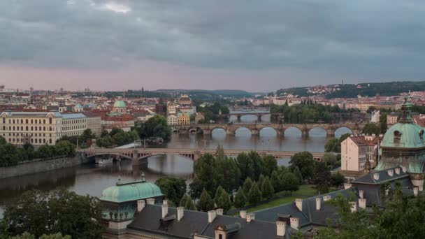 Bewolkte ochtend in Praag — Stockvideo