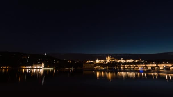 Noche Praga con barcos en movimiento — Vídeo de stock