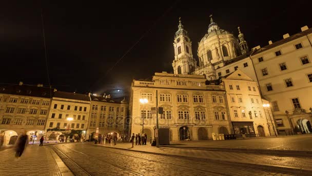 Πράγα/Τσεχική Δημοκρατία - 06.14.2016: Ένα από τα πιο διάσημη πλατεία το βράδυ — Αρχείο Βίντεο