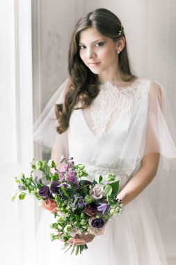 Gelin. Çok parlak odada gelinlik ile genç kadınlar, bazı 