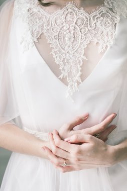 Gelin. Çok parlak odada gelinlik ile genç kadınlar, bazı 