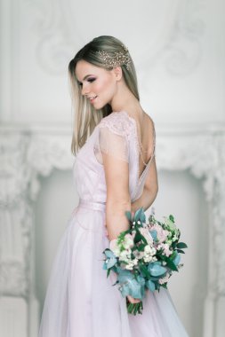 Gelinlik çok parlak oda içinde olan genç kadın, bazı fi güzel