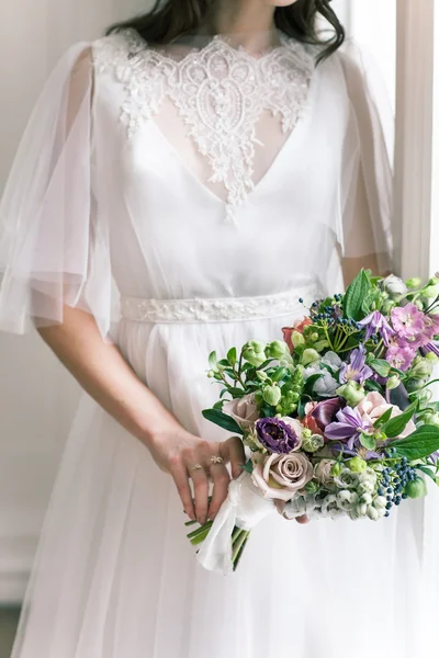 Νύφη κρατώντας ένα μπουκέτο λουλούδια σε ρουστίκ στιλ, γάμος bo — Φωτογραφία Αρχείου