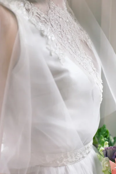 Braut. junge Frauen mit Hochzeitskleid in sehr hellen Raum, einige — Stockfoto