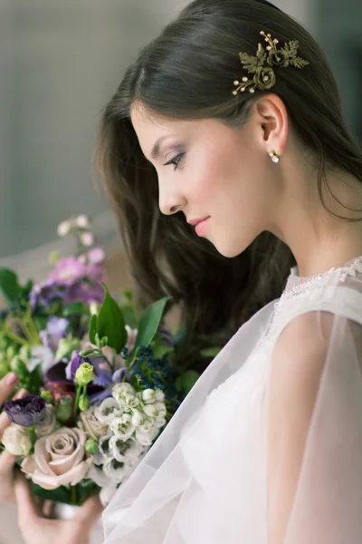 Hermosa novia retrato boda maquillaje peinado, magnífico youn —  Fotos de Stock