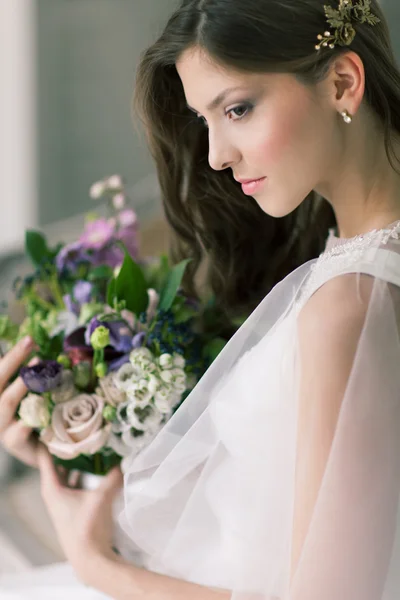 Hermosa novia retrato boda maquillaje peinado, magnífico youn — Foto de Stock