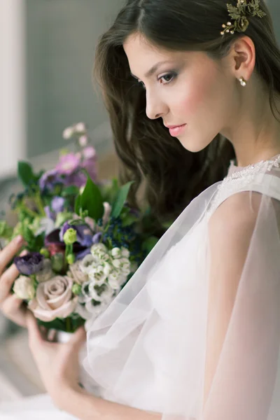 Belle mariée portrait maquillage de mariage coiffure, magnifique jeune — Photo