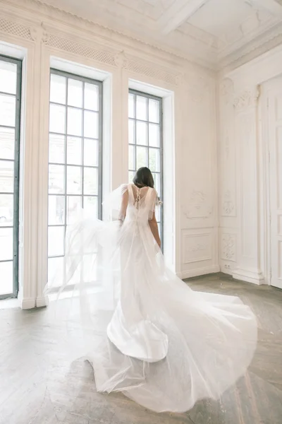 Mariée. Jeunes femmes avec robe de mariée dans une pièce très lumineuse, certaines — Photo