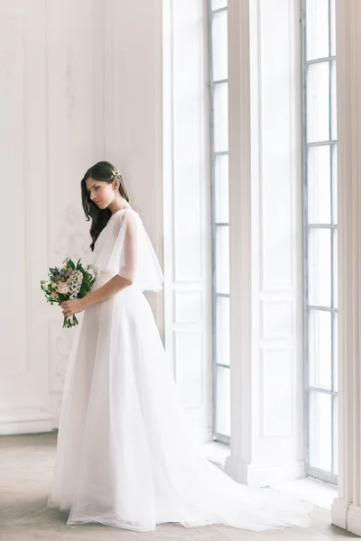 Mariée. Jeunes femmes avec robe de mariée dans une pièce très lumineuse, certaines — Photo