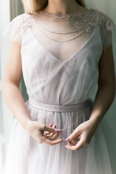 Giovani donne con abito da sposa in camera molto luminosa, alcuni fi fine — Foto Stock