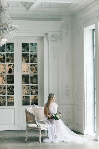 Jeunes femmes avec robe de mariée dans une chambre très lumineuse, une certaine fi fine — Photo