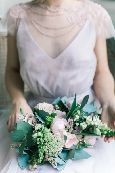 Bruid Holding bruiloft Peony boeket — Stockfoto