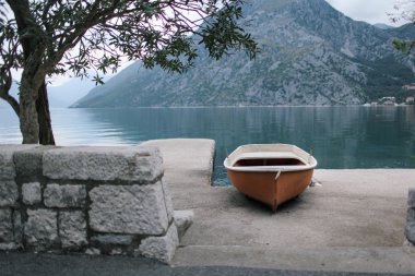 Fisshing gemi iskeleye. Kotor Körfezi. Karadağ