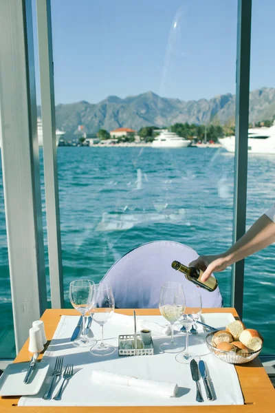 Establecimiento de mesa en un lujoso restaurante de playa y mar - Un romant — Foto de Stock