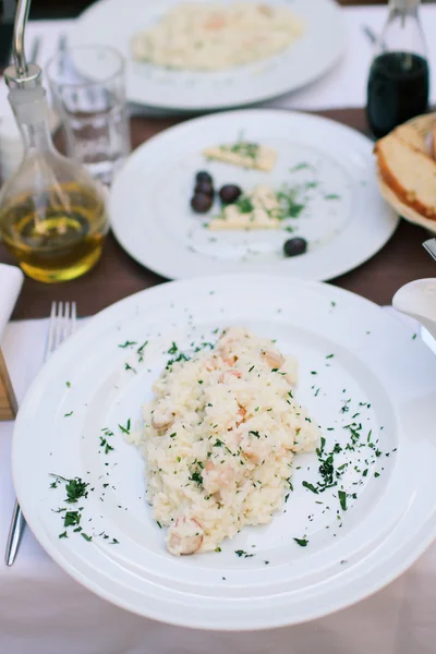 Risotto mantar, taze otlar ve parmesan peyniri ile — Stok fotoğraf