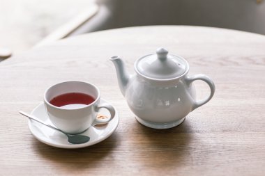 Natürmort ayrıntıları, oturma odasında bir kahve tabloda çay