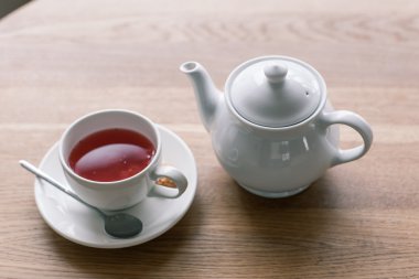 Natürmort ayrıntıları, oturma odasında bir kahve tabloda çay