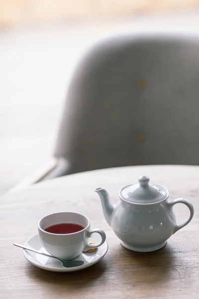 Detalles de la naturaleza muerta, taza de té en una mesa de café en la sala de estar —  Fotos de Stock