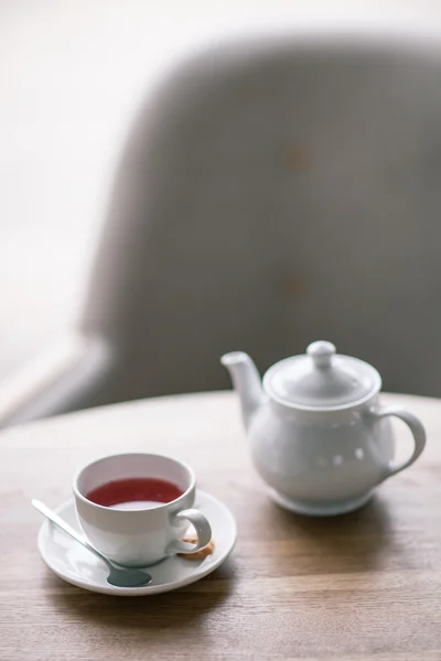 Stillleben Details, Tasse Tee auf einem Couchtisch im Wohnzimmer — Stockfoto