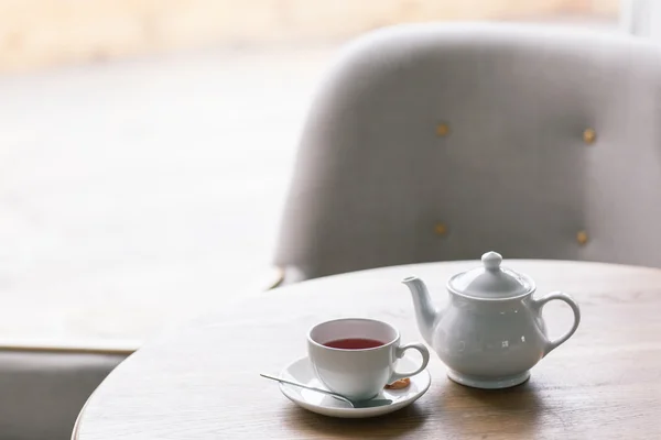 Detalhes da vida morta, xícara de chá em uma mesa de café na sala de estar — Fotografia de Stock