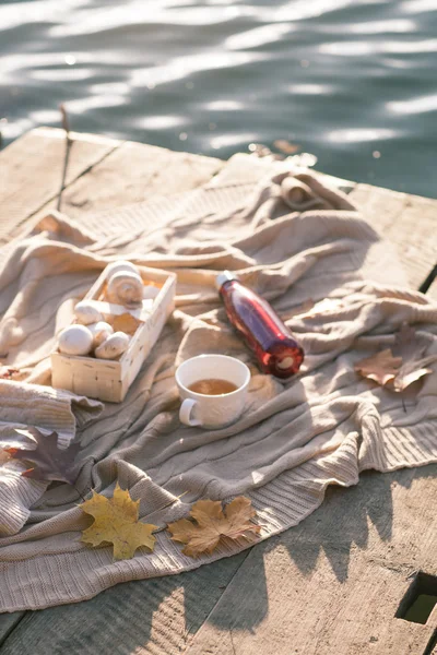 Warm knitted sweater,cup of hot tea and red thermos — Stock Photo, Image