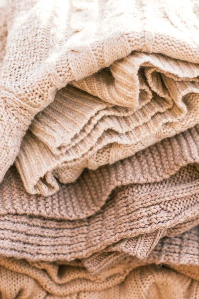 Stos z dzianiny zimowych ubrań na podłoże drewniane, swetry, k — Zdjęcie stockowe