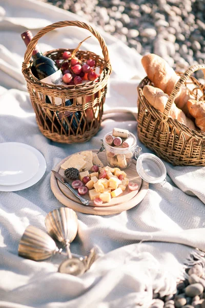 Piknik tło kosz, wino oraz owoce przez ocean — Zdjęcie stockowe