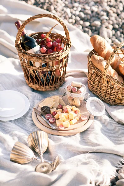 Picnic baggrund med kurv, vin og frugt ved havet - Stock-foto