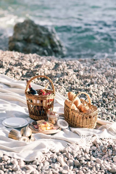 Piknik tło kosz, wino oraz owoce przez ocean — Zdjęcie stockowe