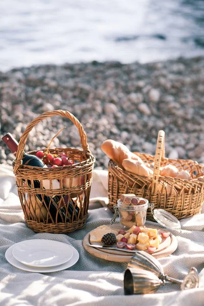 Фон для пикника с корзиной, вином и фруктами у океана — стоковое фото