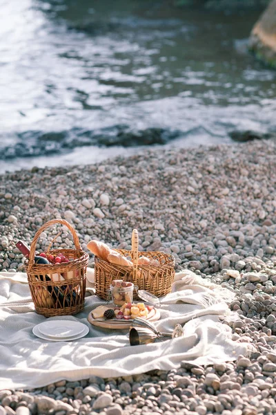 ピクニック バスケット、ワインと果物で、海の背景 — ストック写真