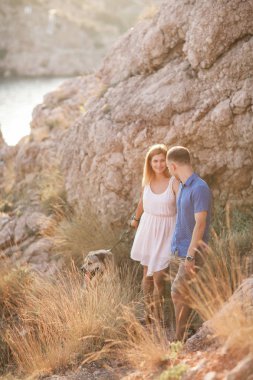 İki adam dağda Okyanusu yakın onların köpekle oynamayı