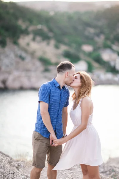 Par i kärlek nära havet — Stockfoto