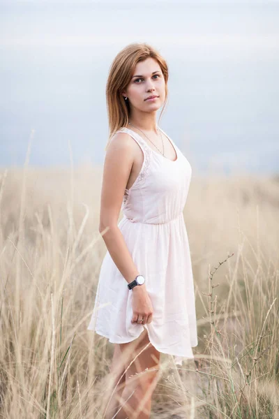 Retrato de la hermosa chica en la naturaleza — Foto de Stock