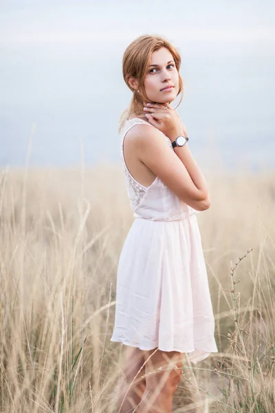 Ritratto della bella ragazza sulla natura — Foto Stock