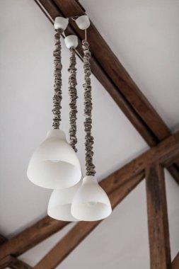 Beyaz duvar ahşap kiriş ve tavan lambaları