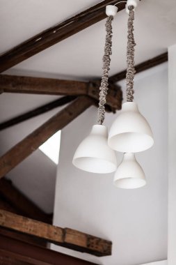Beyaz duvar ahşap kiriş ve tavan lambaları