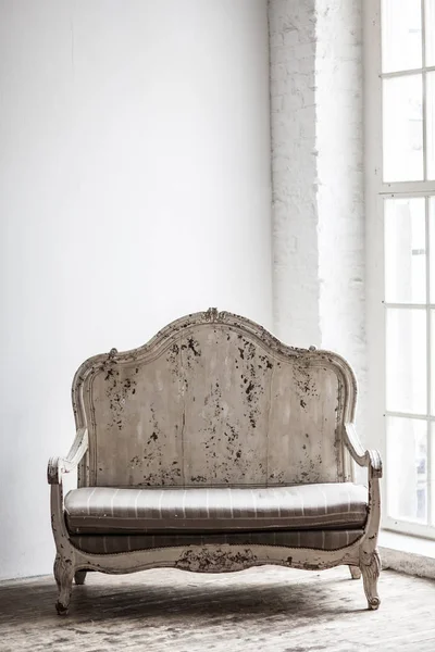 White textile classical style sofa in vintage room. White old ba — Stock Photo, Image