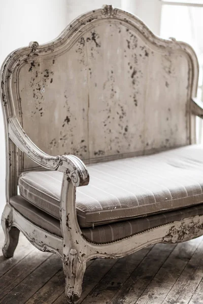 Белый текстильный диван классического стиля в винтажной комнате. Белый старый ба — стоковое фото