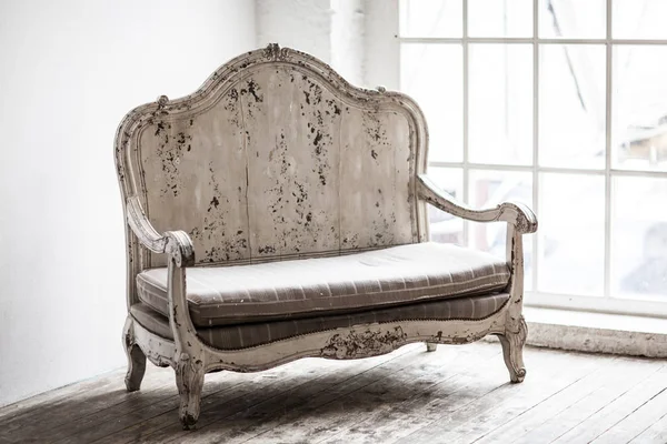 White textile classical style sofa in vintage room. White old ba — Stock Photo, Image