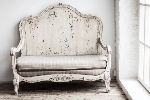 Klasycznym stylu białe tkaniny sofa w pokój w stylu vintage. Biały starej ba — Zdjęcie stockowe