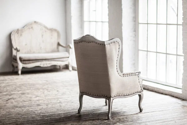 Weißes Textil-Sofa im klassischen Stil im Vintage-Zimmer. weiß alt ba — Stockfoto